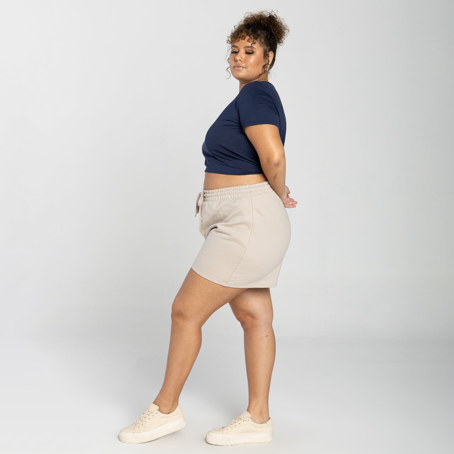 Shorts Moletom Tech Impermeável Plus Feminino - Bege Aveia
