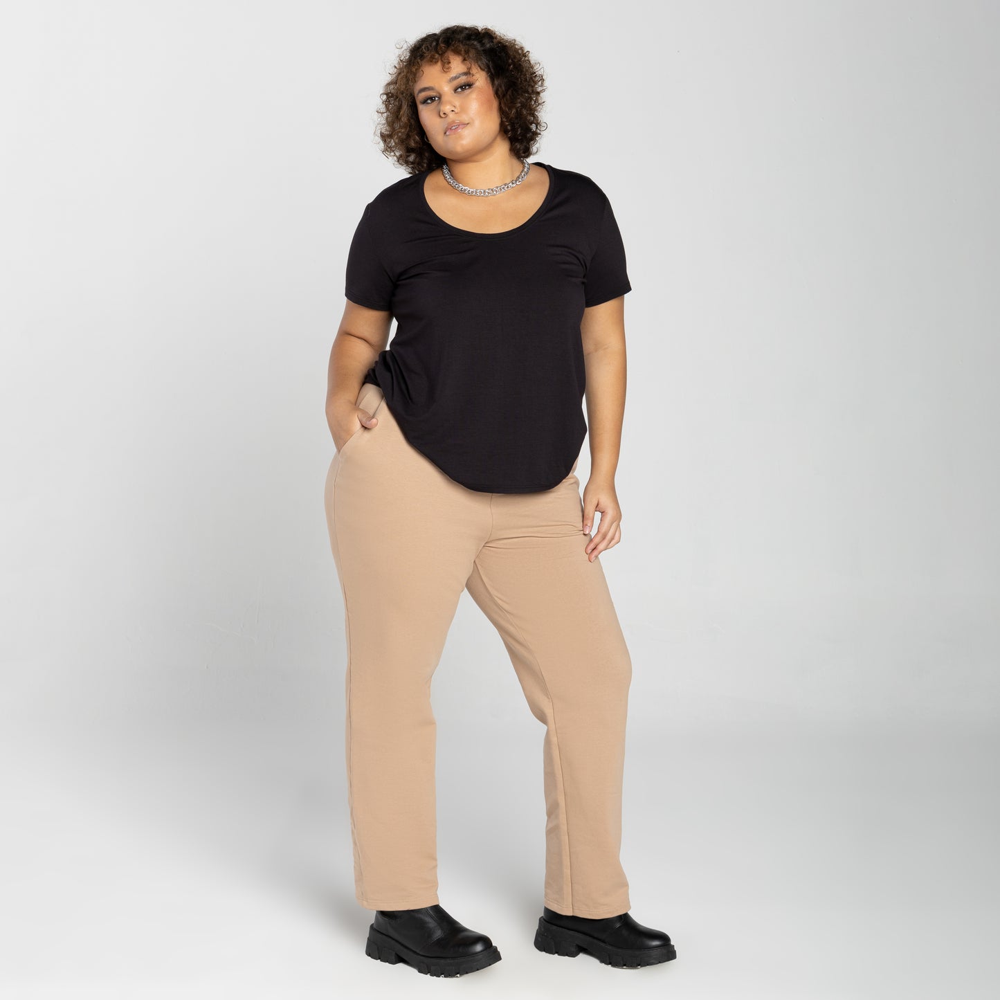 Calça Reta Comfort Tech Impermeável Plus Feminina - Bege Camel