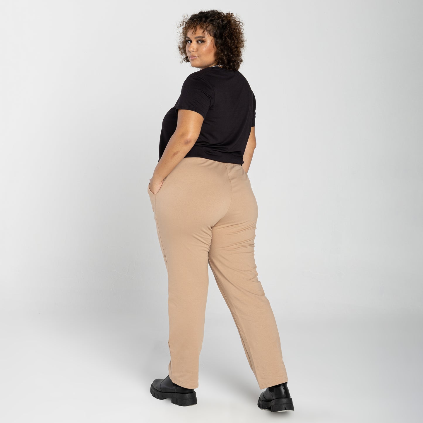 Calça Reta Comfort Tech Impermeável Plus Feminina - Bege Camel