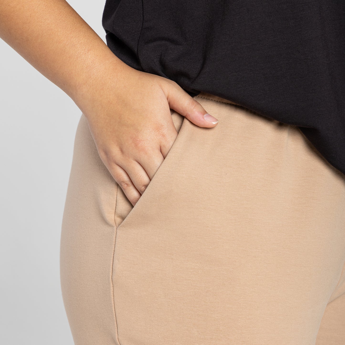 Calça Reta Comfort Tech Impermeável Plus Feminina - Bege Camel