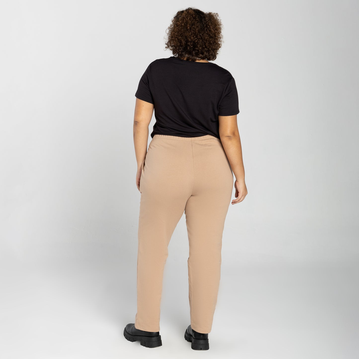 Calça Reta Comfort Tech Impermeável Plus Feminina - Bege Camel