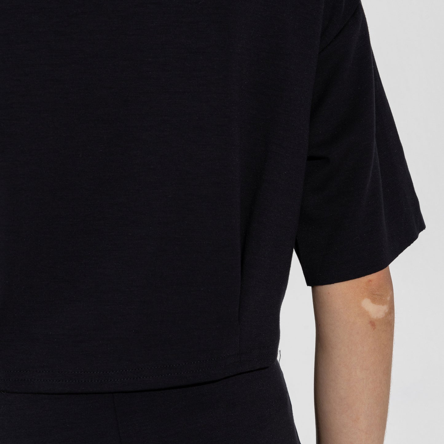 Camiseta Dense Viscose Pregas Feminina - Preto